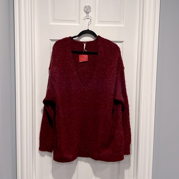 Free People Lofty V-neck NWT Oversized Cozy Chunky Sweater Wine Burgundy Medium - Picture 2 of 4